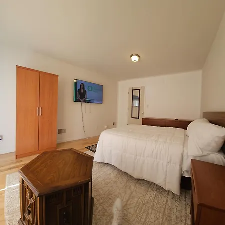 Travelers' Delight In Newark City Apartment